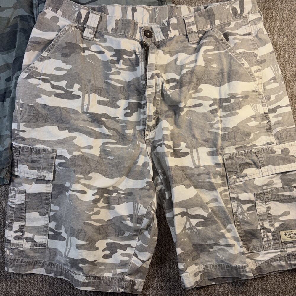 Wrangler Men’s Camp Cargo Shorts Bundle 2 Pair Green Beige Size 34 - Picture 2 of 5